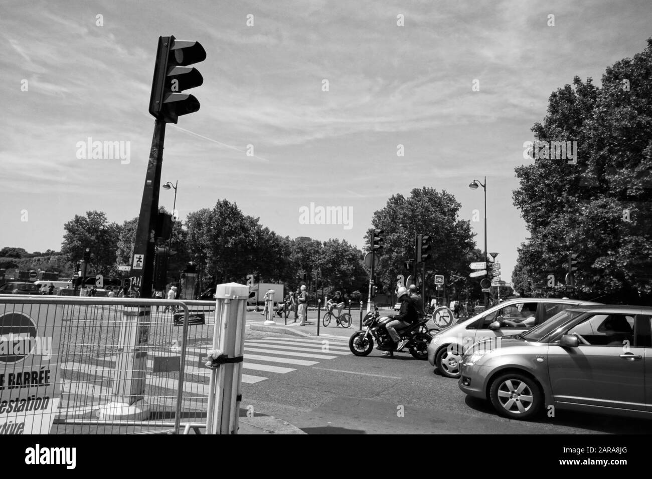 Via con segnale e auto, Parigi, Francia, Europa Foto Stock