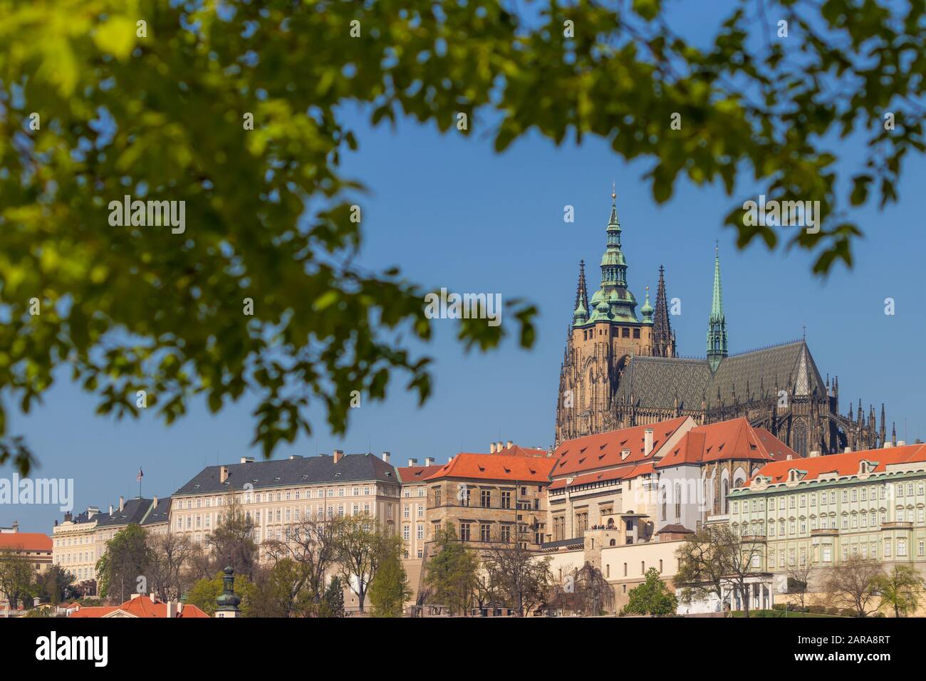 Castello di Praga visto da Moldava fiume terrapieno, Praga, Boemia, Repubblica Ceca, Europa Foto Stock