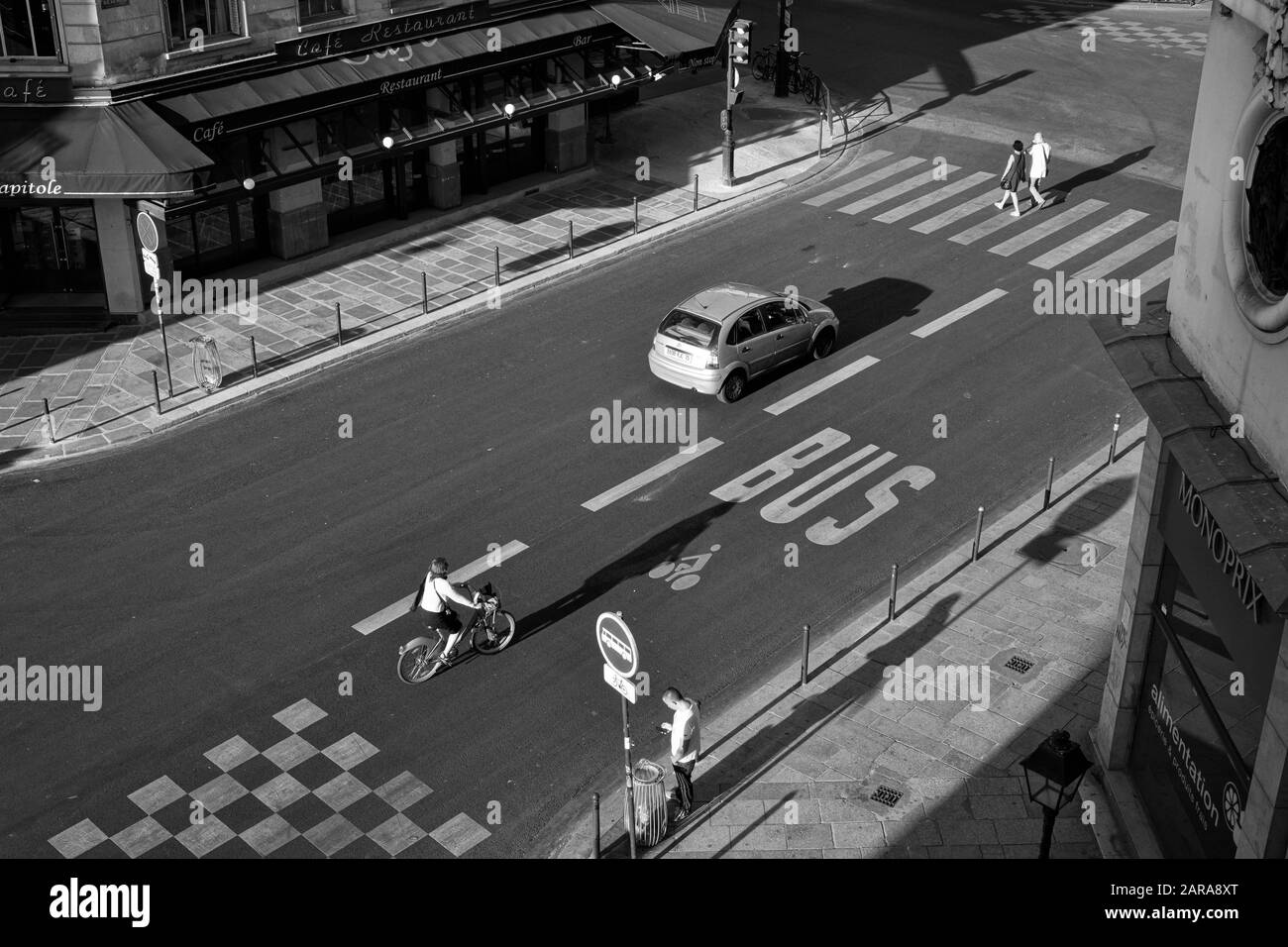 Antenna di bicicletta e auto su strada, lunga ombra, Parigi, Francia, Europa Foto Stock