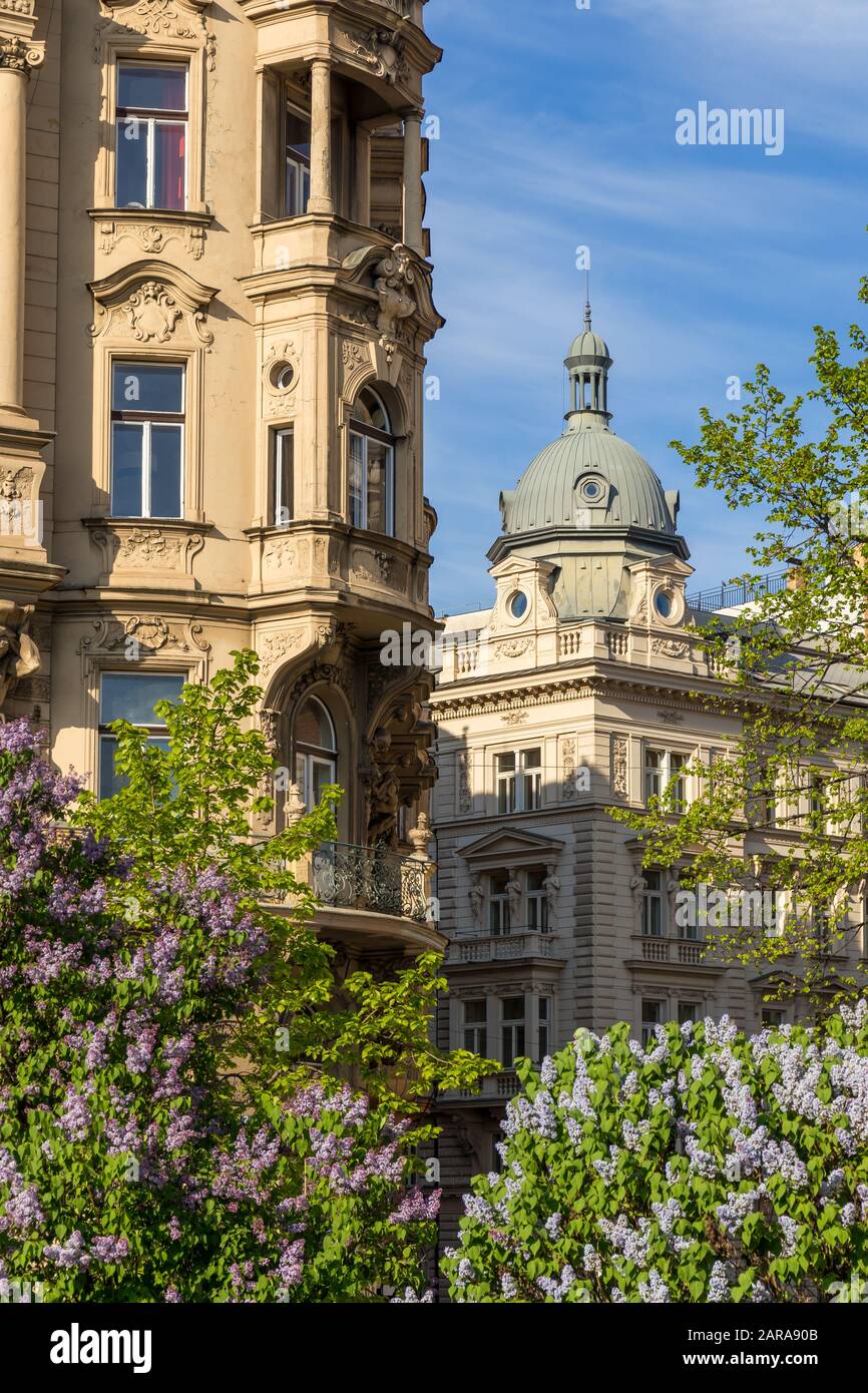 Facciate di edifici in stile liberty vicino al fiume Moldava nel quartiere di Newtown, Praga, Boemia, Repubblica Ceca, Europa Foto Stock