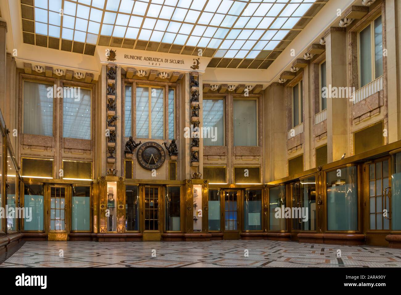 AlL'Interno Dell'Adria Palac Shopping Arcade, Praga, Boemia, Repubblica Ceca, Europa Foto Stock