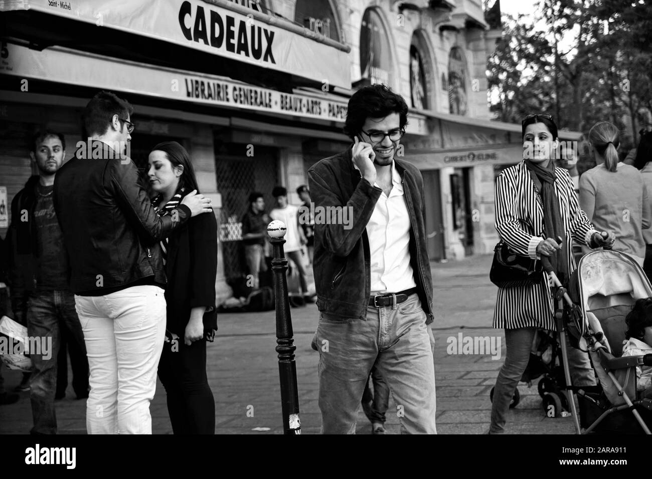 Coppia, uomo su cellulare, donna con carrozzina, vita sul marciapiede, negozio Cadeaux, Parigi, Francia, Europa Foto Stock