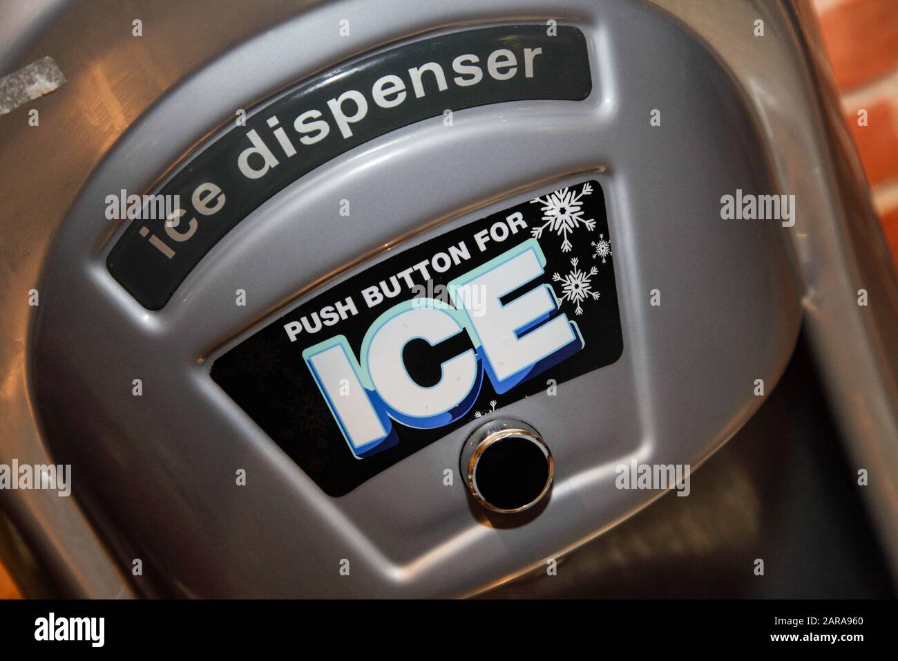 Una macchina per l'erogazione del ghiaccio in un pub Harvester Foto Stock