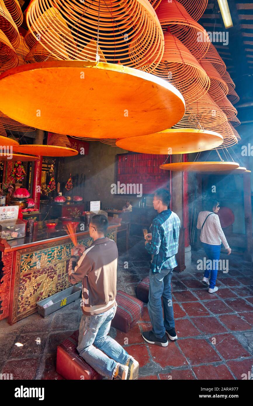 La gente che prega nel Padiglione buddista Zhengjiao Chanlin al Tempio DI A-ma. Macao, Cina. Foto Stock