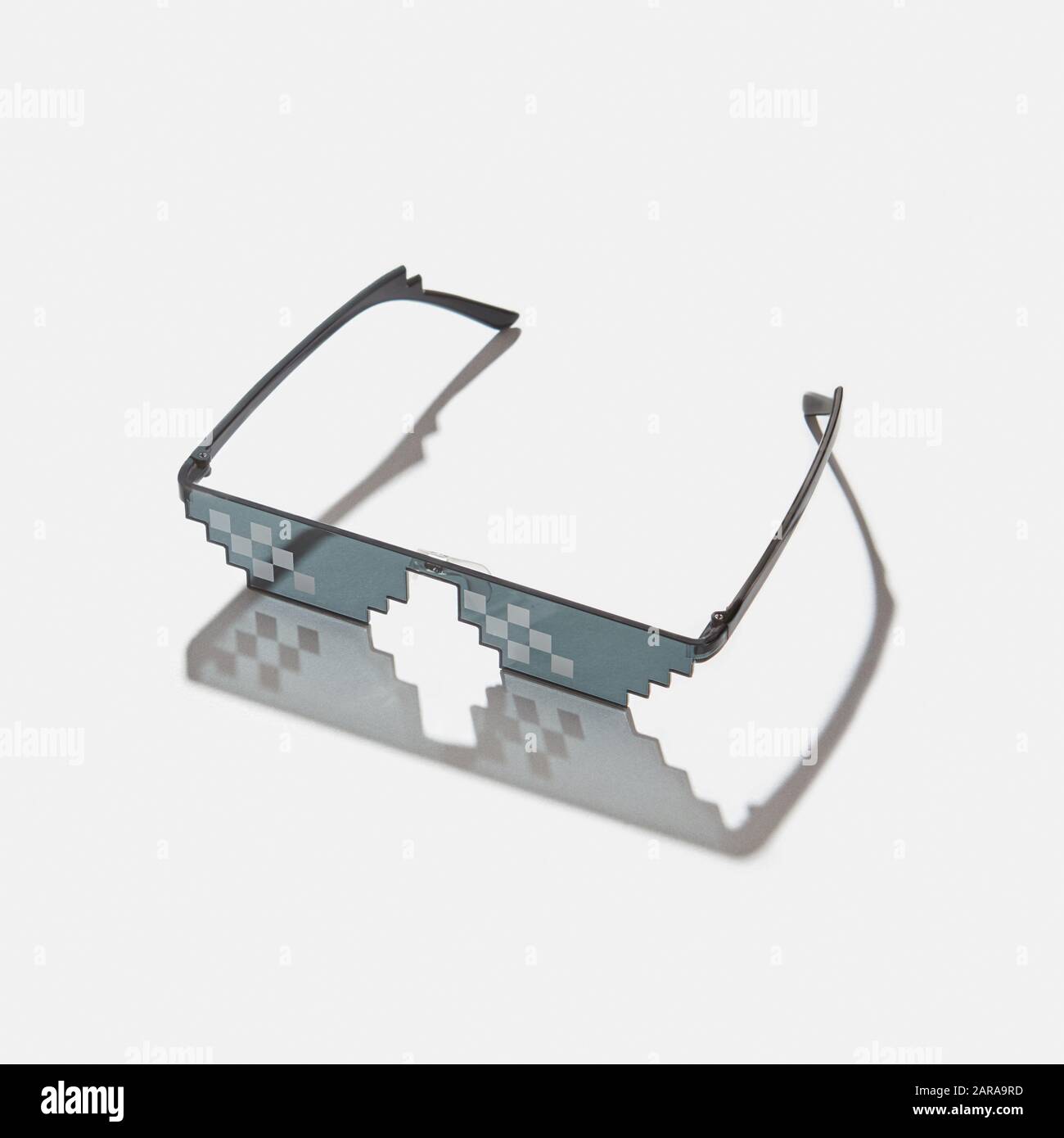 Occhiali pixel art con ombre dure. Foto Stock