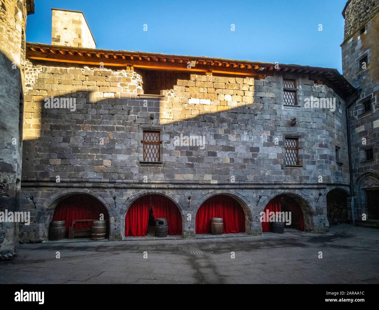 Cortile del Castello Murol, Puy de dome, Parco Naturale Regionale dei vulcani d'Alvernia, Auvergne-Rodano-Alpi, Francia Foto Stock