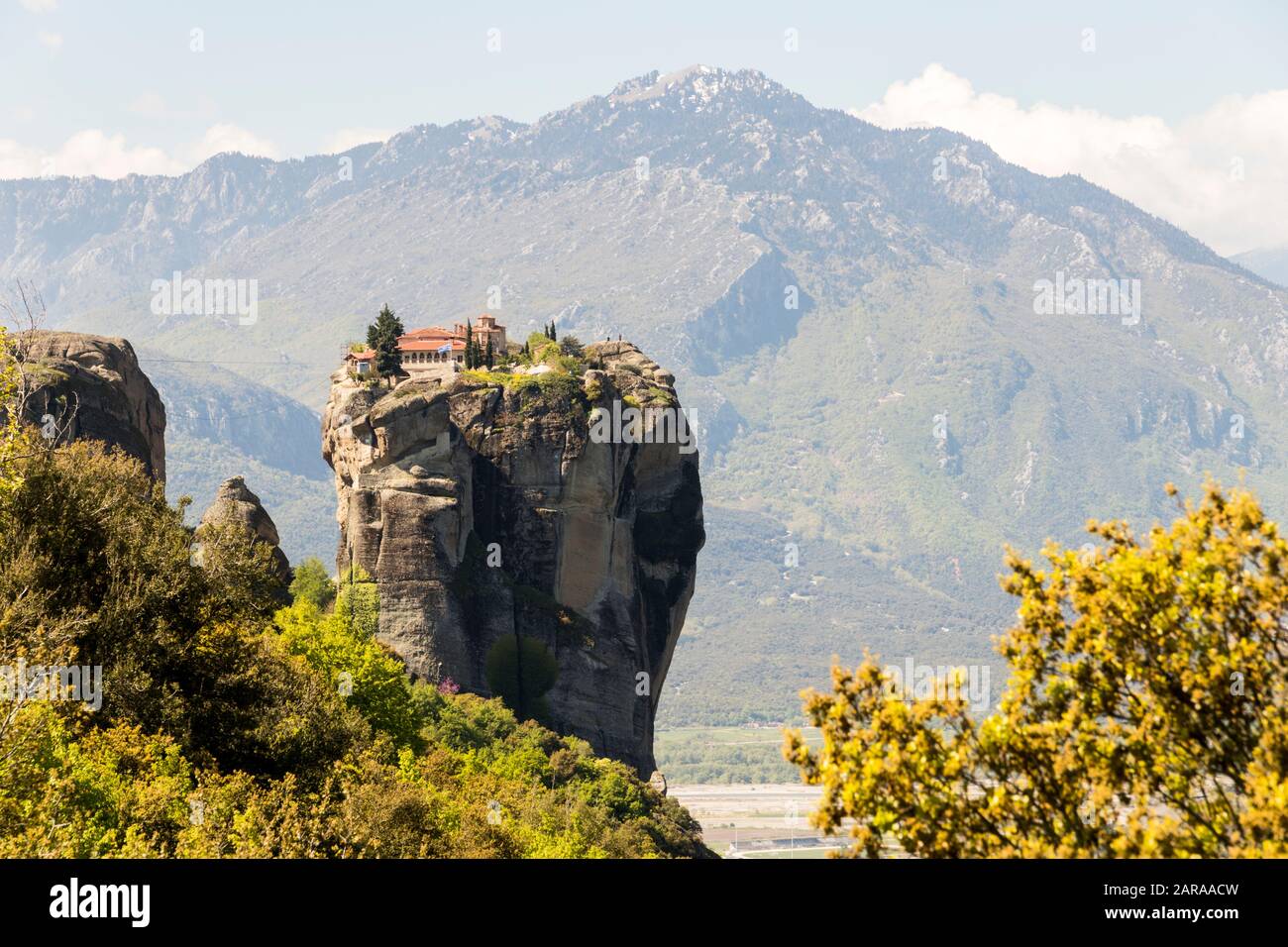 Meteora, Grecia. Il monastero bizantino della Santa Trinità (Agios Triados) nelle rocce di Meteora a Kalambaka Foto Stock