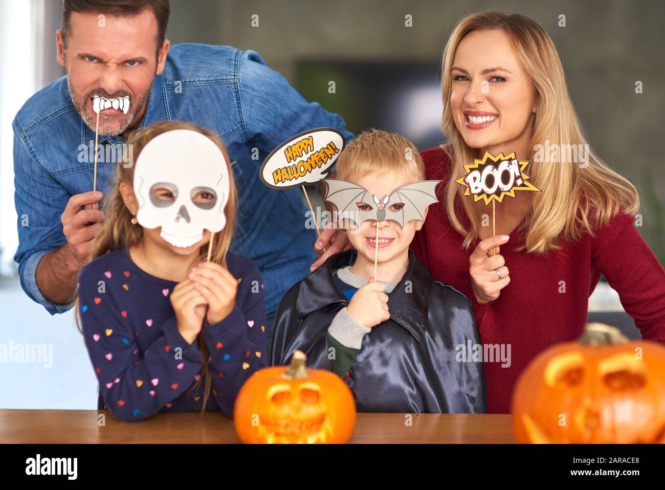 Ritratto di famiglia in maschere di Halloween Foto Stock