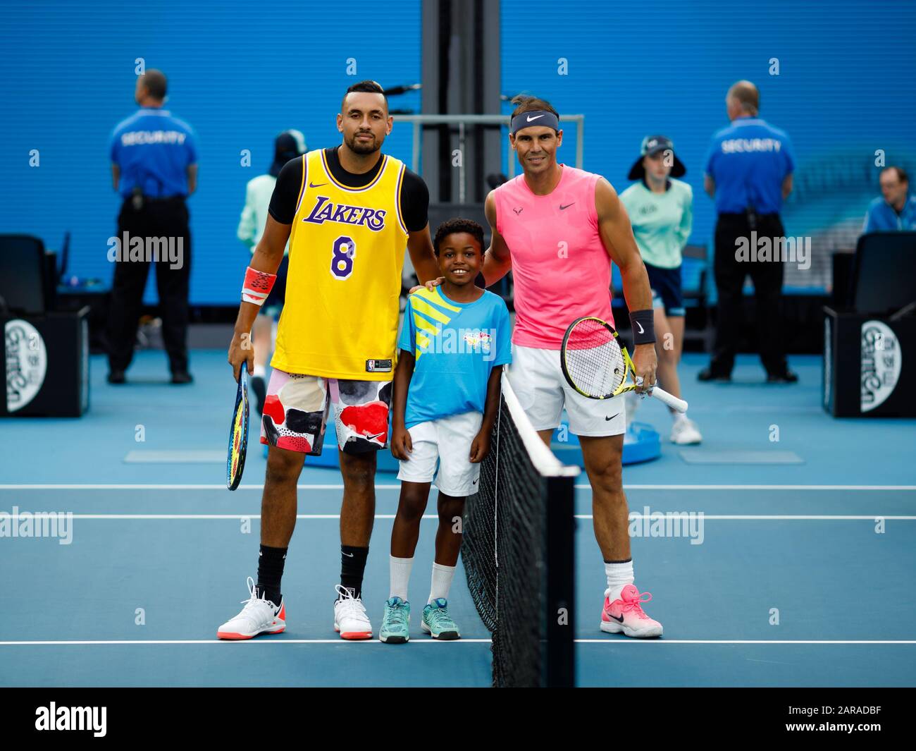 Nick KYRGIOS (AUS) indossa una maglia Lakers per commemorare il passaggio di Kobe Bryant durante una sessione di riscaldamento prima della sua partita contro Rafael Nadal. Foto Stock