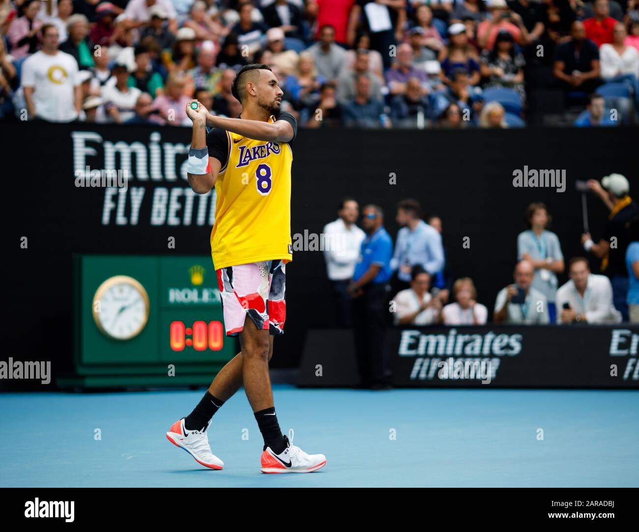 Nick KYRGIOS (AUS) indossa una maglia Lakers per commemorare il passaggio di Kobe Bryant durante una sessione di riscaldamento prima della sua partita contro Rafael Nadal. Foto Stock