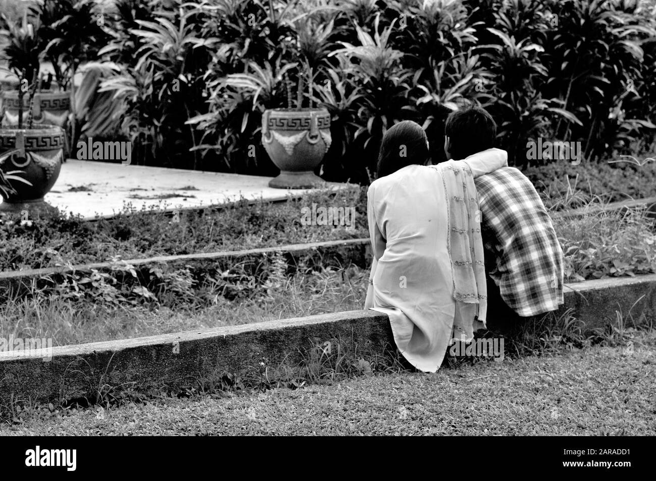 Coppia Seduta Abbracciando, Pherozeshah Mehta Garden, Hanging Gardens, Malabar Hill, Mumbai, Maharashtra, India, Asia Foto Stock