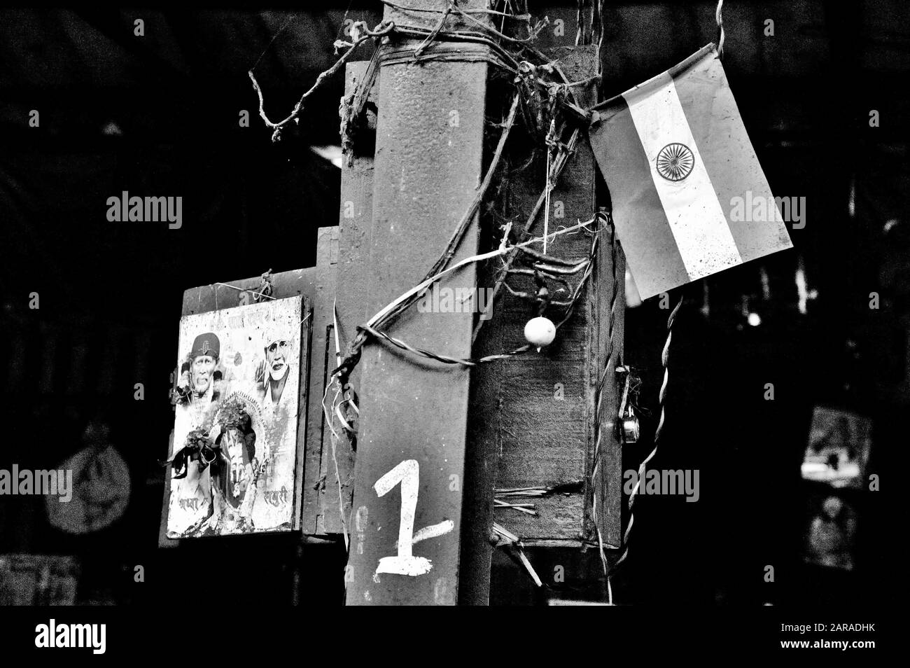 Poster E Bandiera Indiana Di Saibaba, Crawford Market, Mahatma Jyotiba Phule Market, Mumbai, Maharashtra, India, Asia Foto Stock