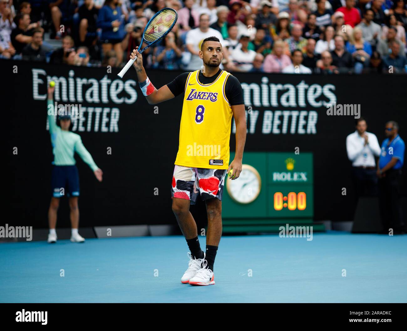 Nick KYRGIOS (AUS) indossa una maglia Lakers per commemorare il passaggio di Kobe Bryant durante una sessione di riscaldamento prima della sua partita contro Rafael Nadal. Foto Stock