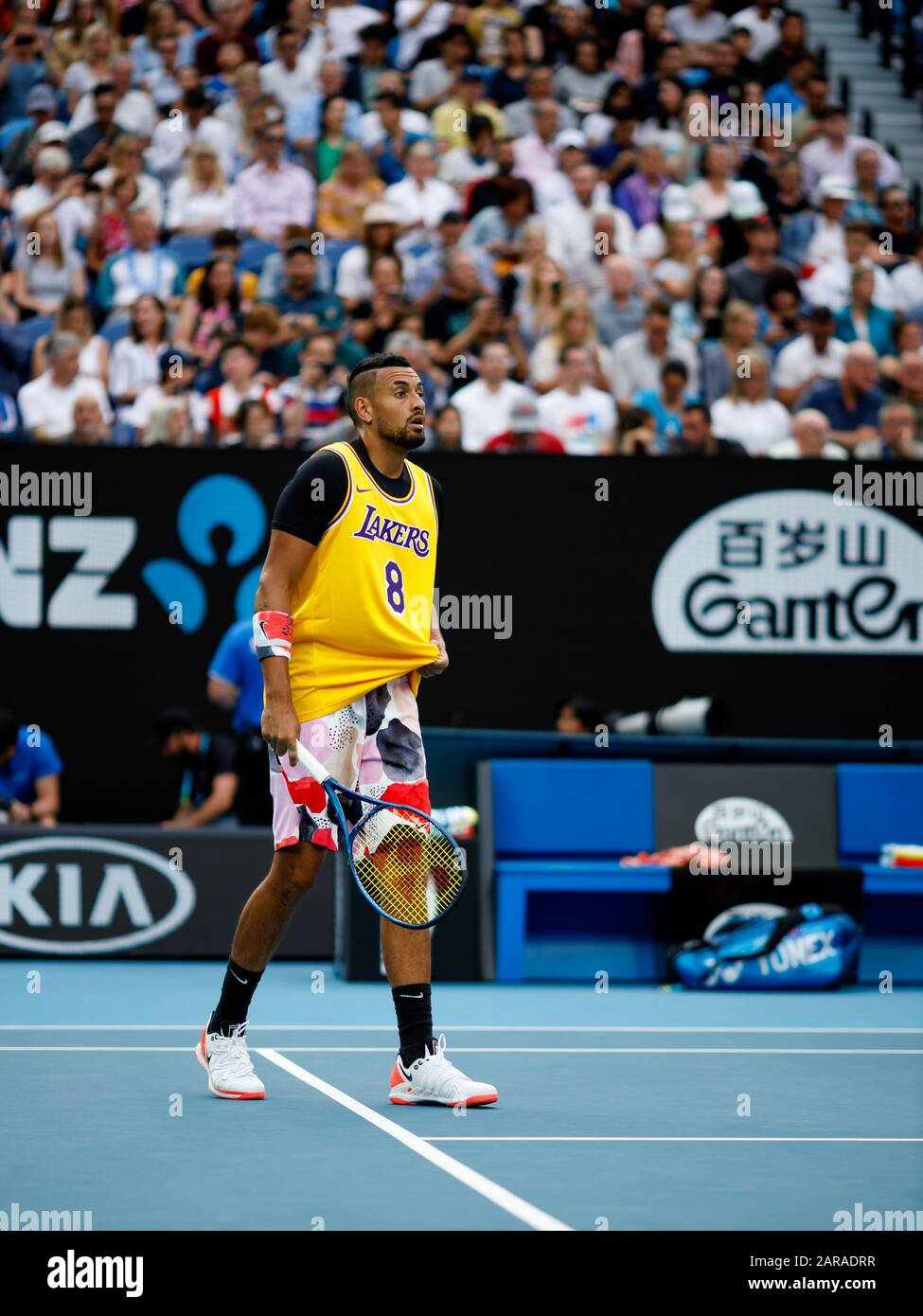 Nick KYRGIOS (AUS) indossa una maglia Lakers per commemorare il passaggio di Kobe Bryant durante una sessione di riscaldamento prima della sua partita contro Rafael Nadal. Foto Stock