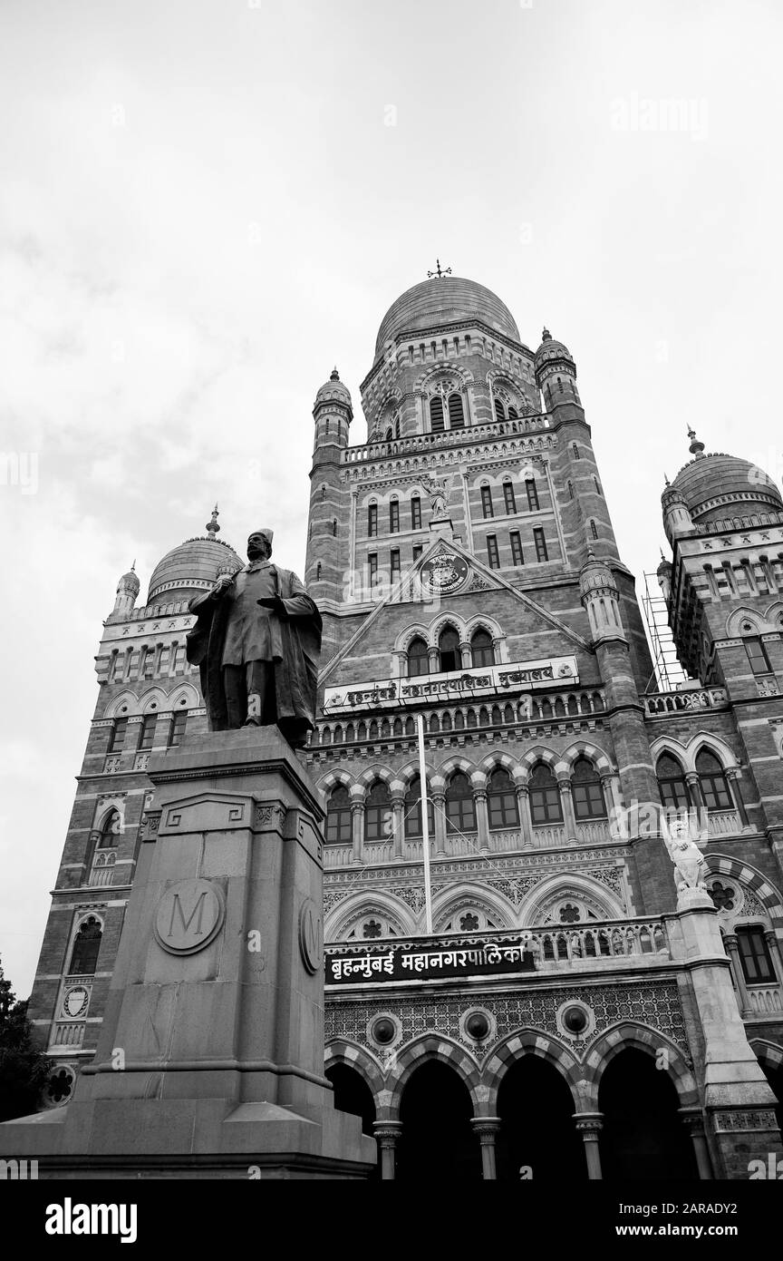 Pherozeshah Mehta Statua, Bombay Municipal Corporation Building, Mumbai, Maharashtra, India, Asia Foto Stock