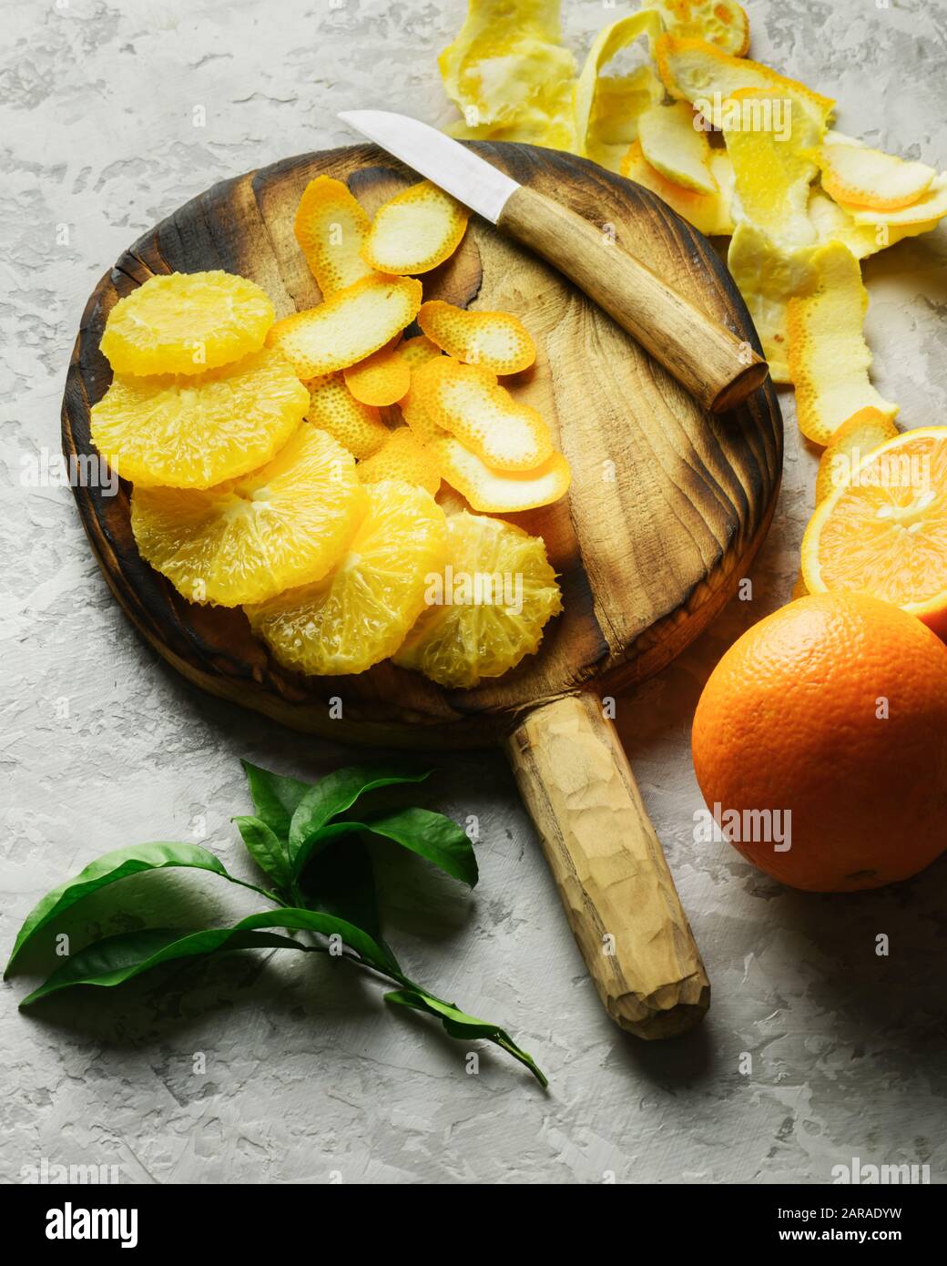 Pezzi arancione sulla lastra grigia closeup. Dieta sana vitamina concetto. Fotografia di cibo Foto Stock