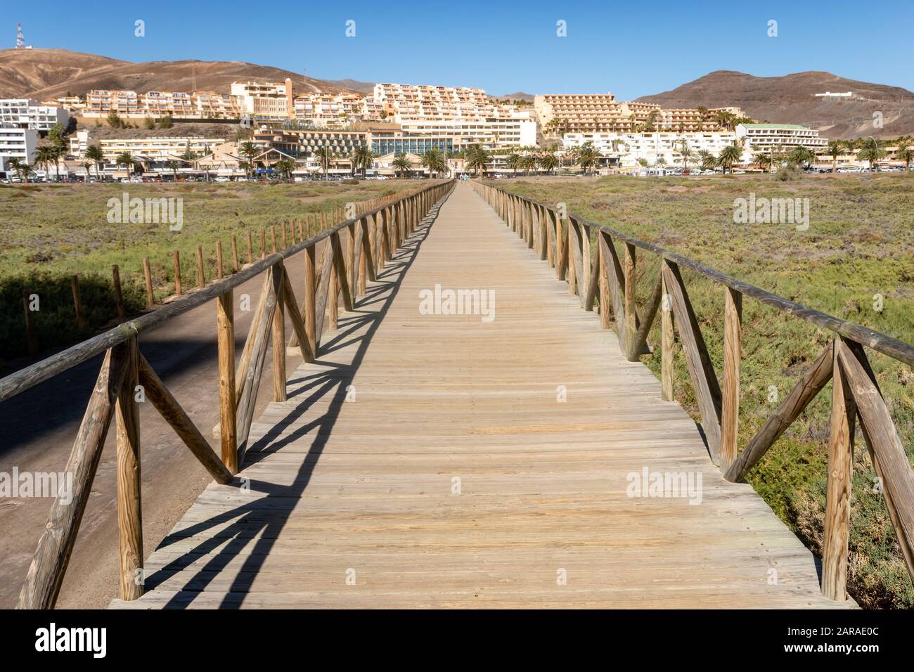 Ponte di legno che corre dalla spiaggia a Morro Jable - Fuerteventura Foto Stock