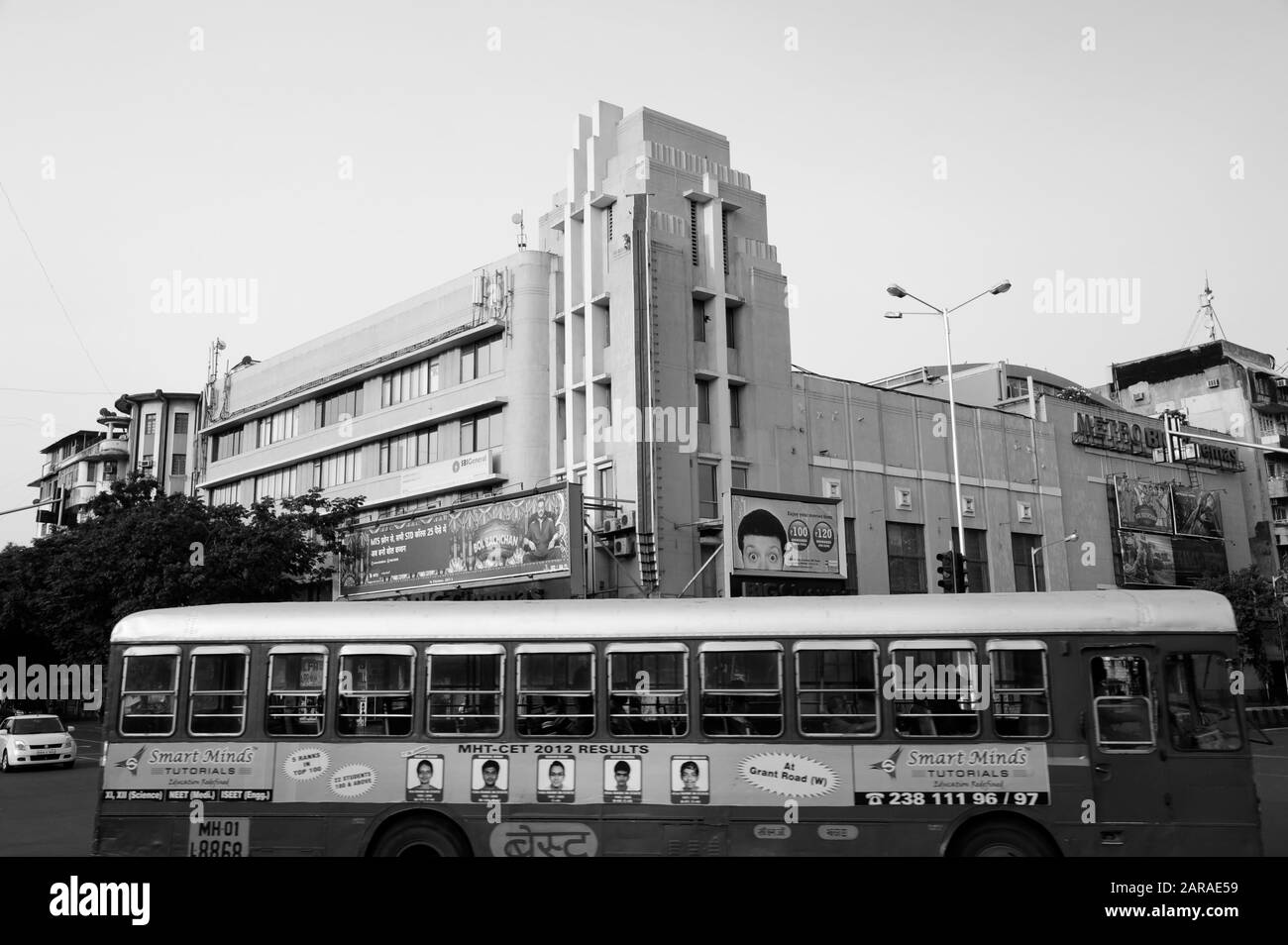 Best Bus, Metro Cinema Building, Art Deco Movie Theatre, Dhobi Talao, Mumbai, Maharashtra, India, Asia Foto Stock