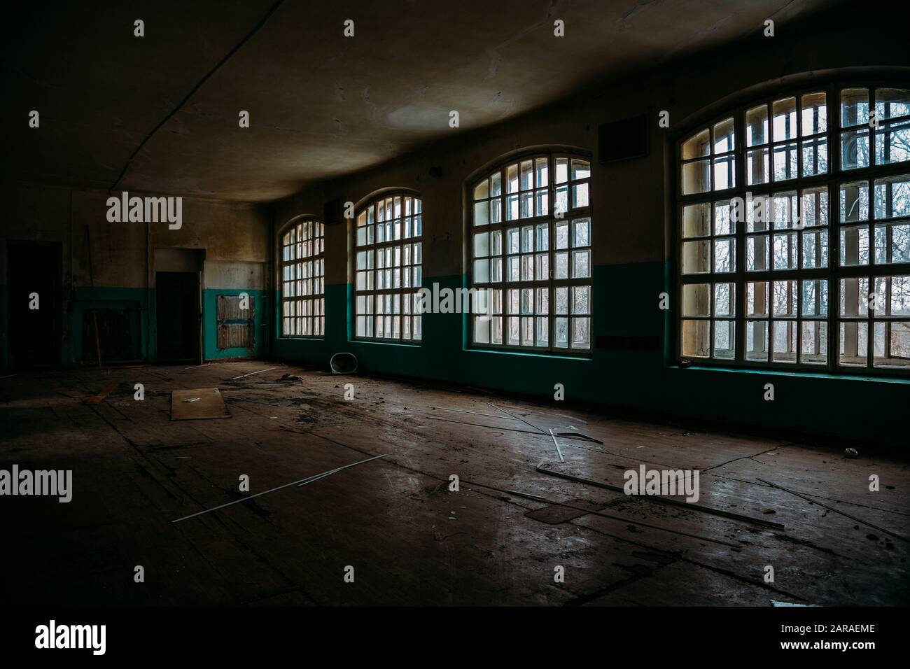 All'interno della vecchia Orlovka Asilo per l'insano nella regione di Voronezh. Scuro creepy abbandonato ospedale mentale Foto Stock