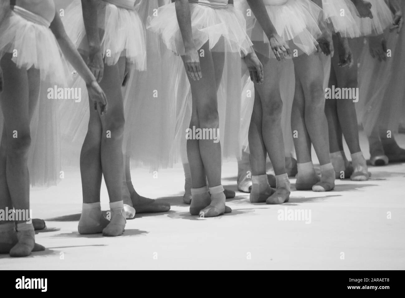 Ballerini di gambe in piedi sul palco del teatro in balletto Foto Stock