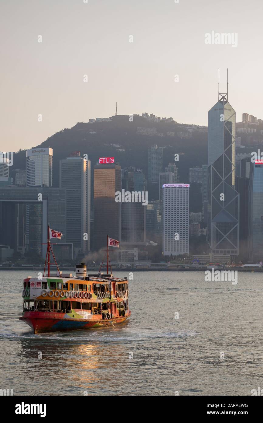 Lo Star Ferry è un operatore di servizi di traghetti passeggeri e di attrazioni turistiche a Hong Kong. Foto Stock