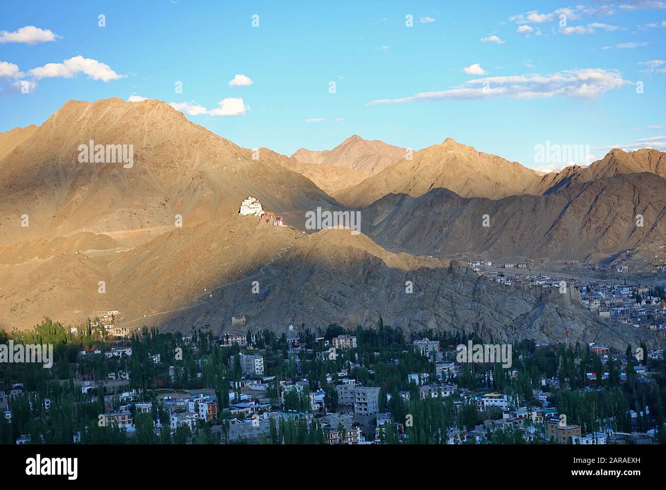 Le parti meridionali di Leh e le montagne nude dell'Himalaya - Vista dallo Stupa Shanti nel distretto di Leh, Ladakh, nell'India del nord - 2019 Foto Stock