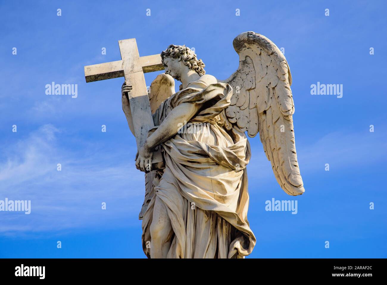 Statua d'angelo sul Ponte Sant'Angelo, ponte romano a Roma Foto Stock