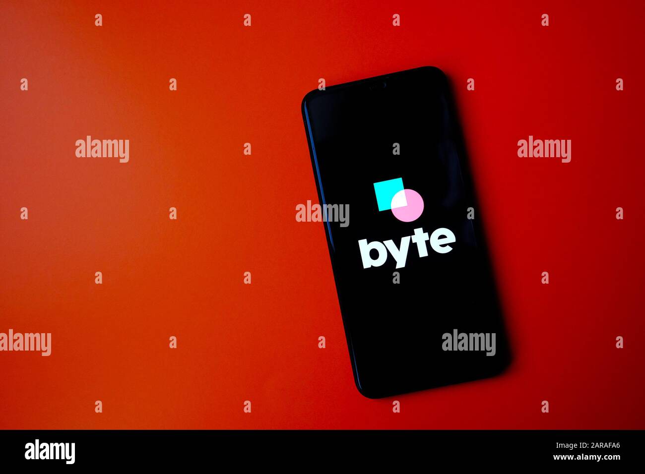 Logo dell'applicazione byte su uno schermo scuro dello smartphone. Byte nuova piattaforma video breve, concorrente di TikTok. Foto Stock