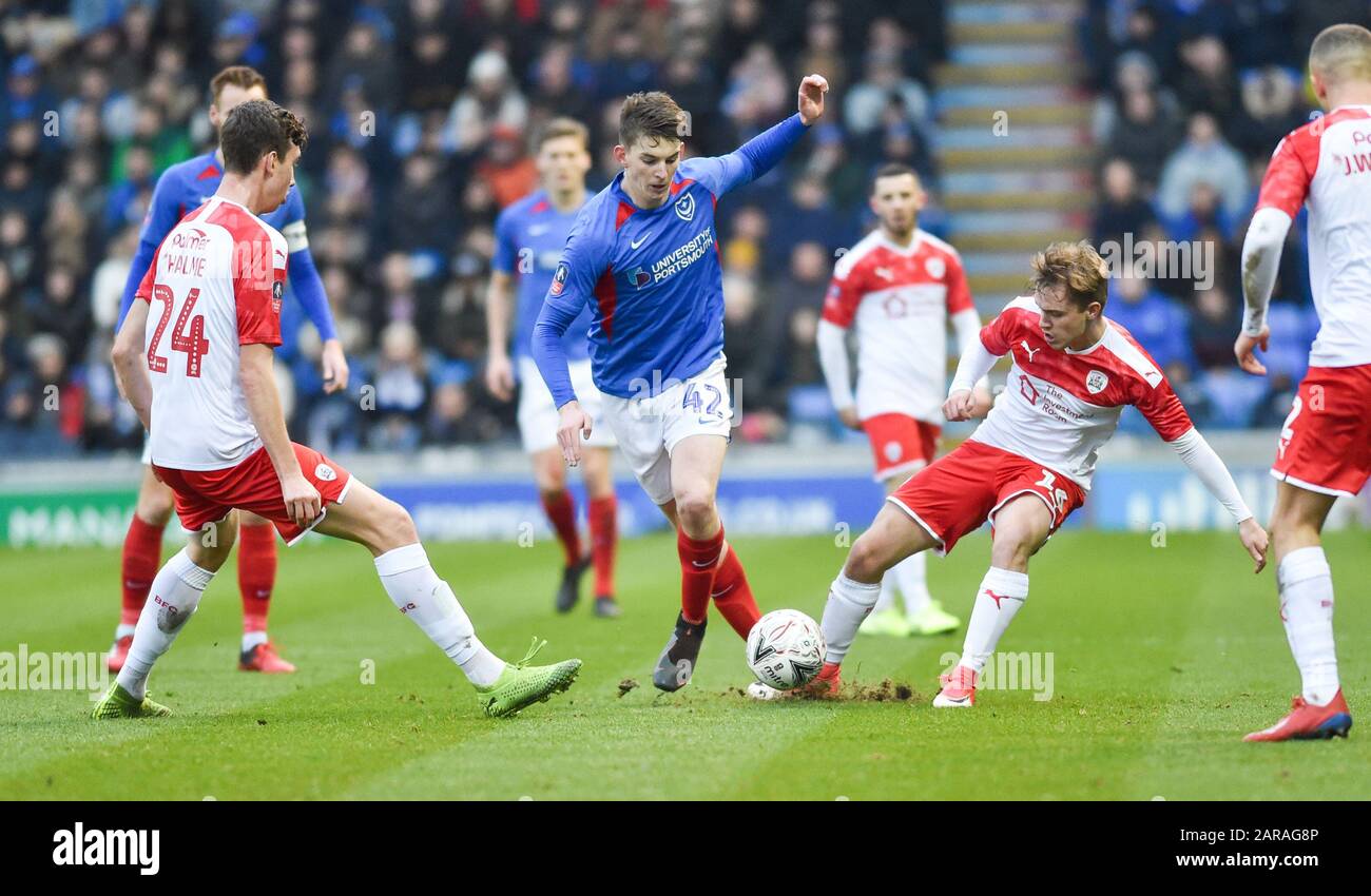 Steve Seddon si fa avanti per Portsmouth durante la quarta partita rotonda della fa Cup degli Emirati tra Portsmouth e Barnsley a Fratton Park , Portsmouth, UK - 25th gennaio 2020 - solo per uso editoriale. Nessun merchandising. Per le immagini di calcio si applicano le restrizioni fa e Premier League inc. Nessun utilizzo di internet/mobile senza licenza FAPL - per i dettagli contattare Football Dataco : Foto Stock