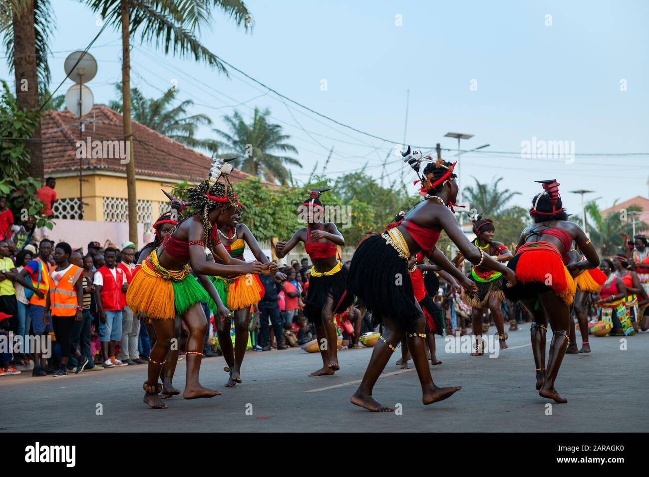 Bissau, Repubblica di Guinea Bissau - 12 Febbraio 2018: un gruppo di giovani ragazze balli durante i festeggiamenti del Carnevale nella città di Bisssau. Foto Stock