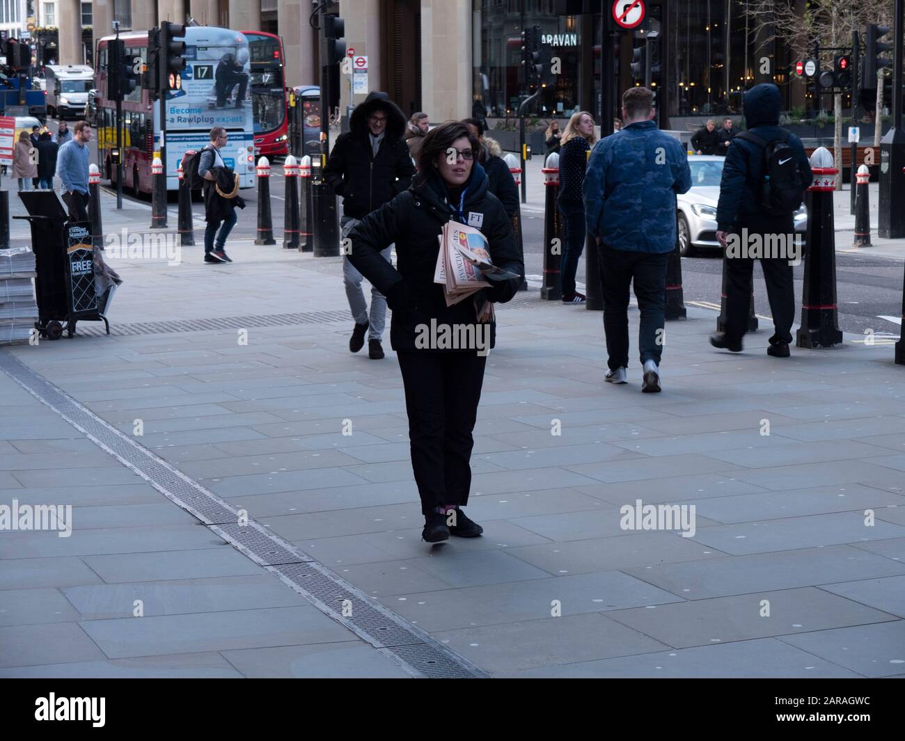 Il fornitore della strada consegna il Financial Times 2020 elezione speciale annuncia Boris Johnson conservatore vittoria Londra Foto Stock
