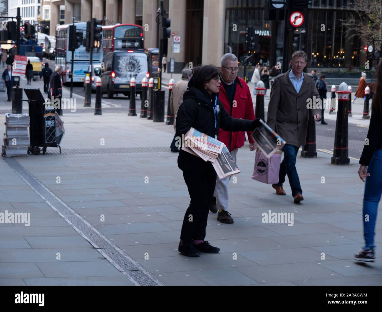 Il fornitore della strada consegna il Financial Times 2020 elezione speciale annuncia Boris Johnson conservatore vittoria Londra Foto Stock
