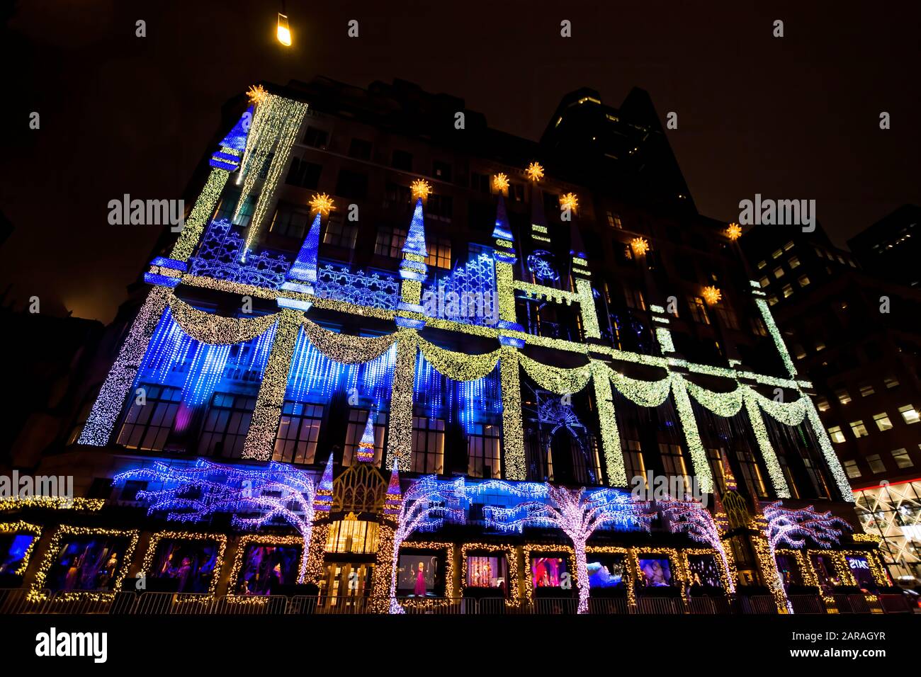 Saks Fifth Avenue (Department Store) con spettacolo di luci natalizie e vetrine delle festività natalizie presso 5th Avenue, Midtown Manhattan, New York City, NY Foto Stock