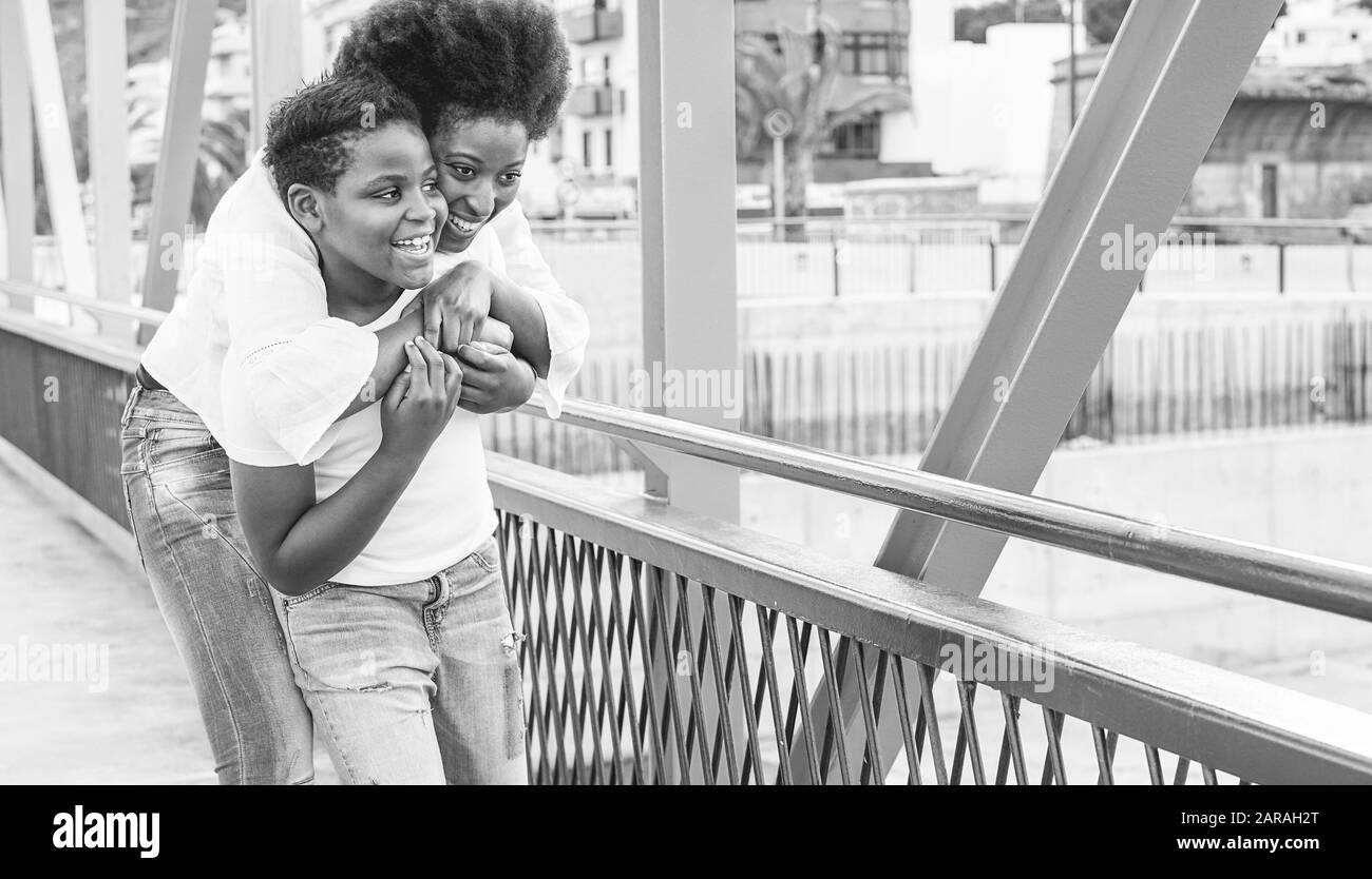 Felice giovane madre divertirsi con il suo bambino nel giorno d'estate - Figlio giocare con la sua mamma all'aperto - stile di vita familiare, maternità, amore e momenti tenui Foto Stock