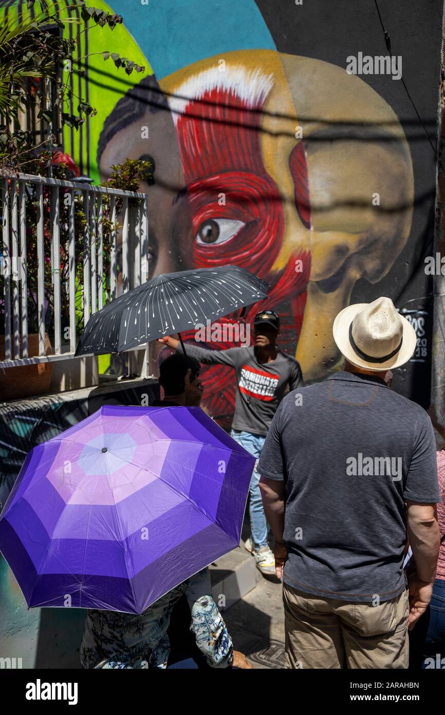 Medellin, Colombia: Comuna 13, attualmente la zona è conosciuta per i graffiti/Street art che hanno contribuito a trasformare questa zona. Foto Stock