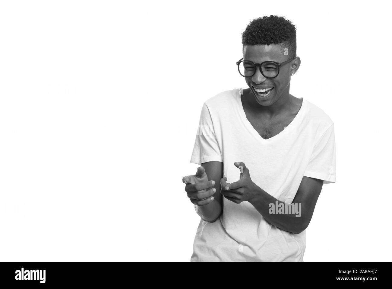Studio scatto di giovane bell'uomo africano con capelli afro isolato su sfondo bianco in bianco e nero Foto Stock