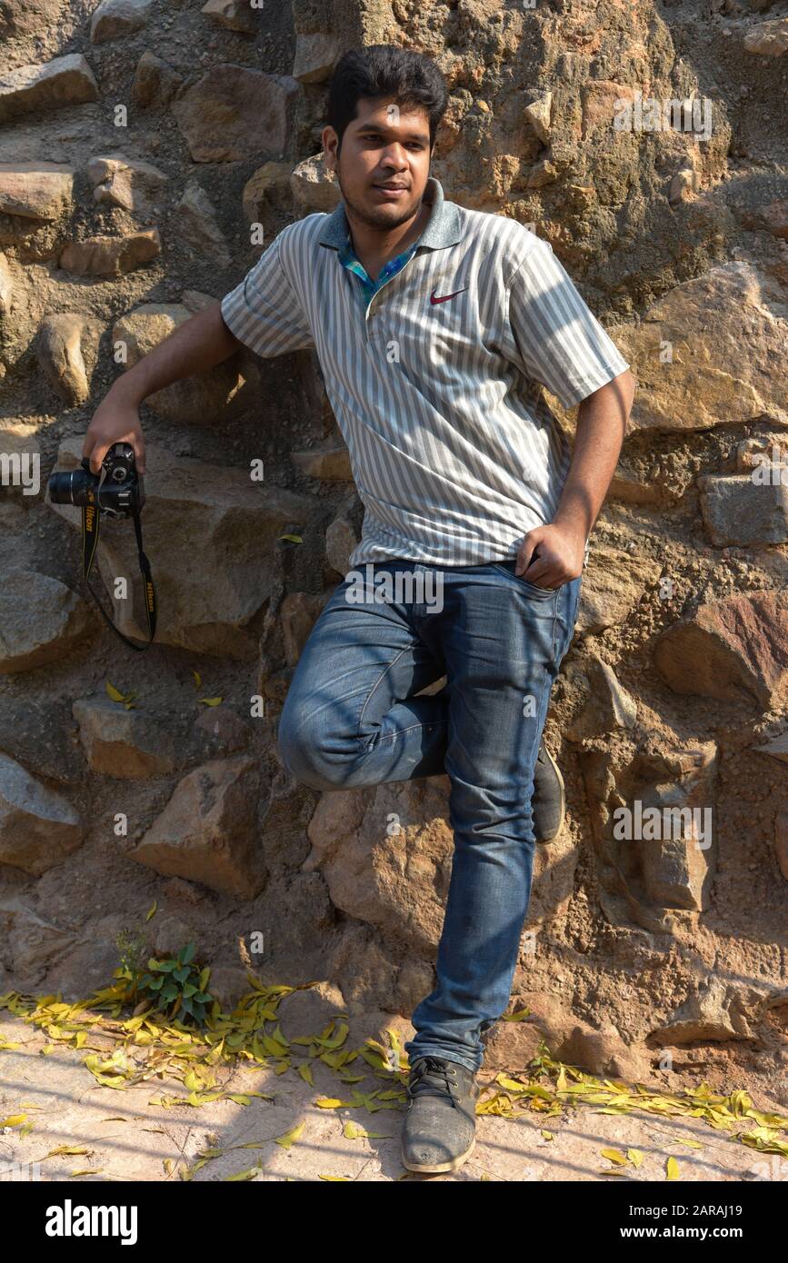 Un ragazzo indiano, ragazzo con fotocamera nikon D750 fare foto e posare dentro di giardino e lago al mattino. Foto Stock