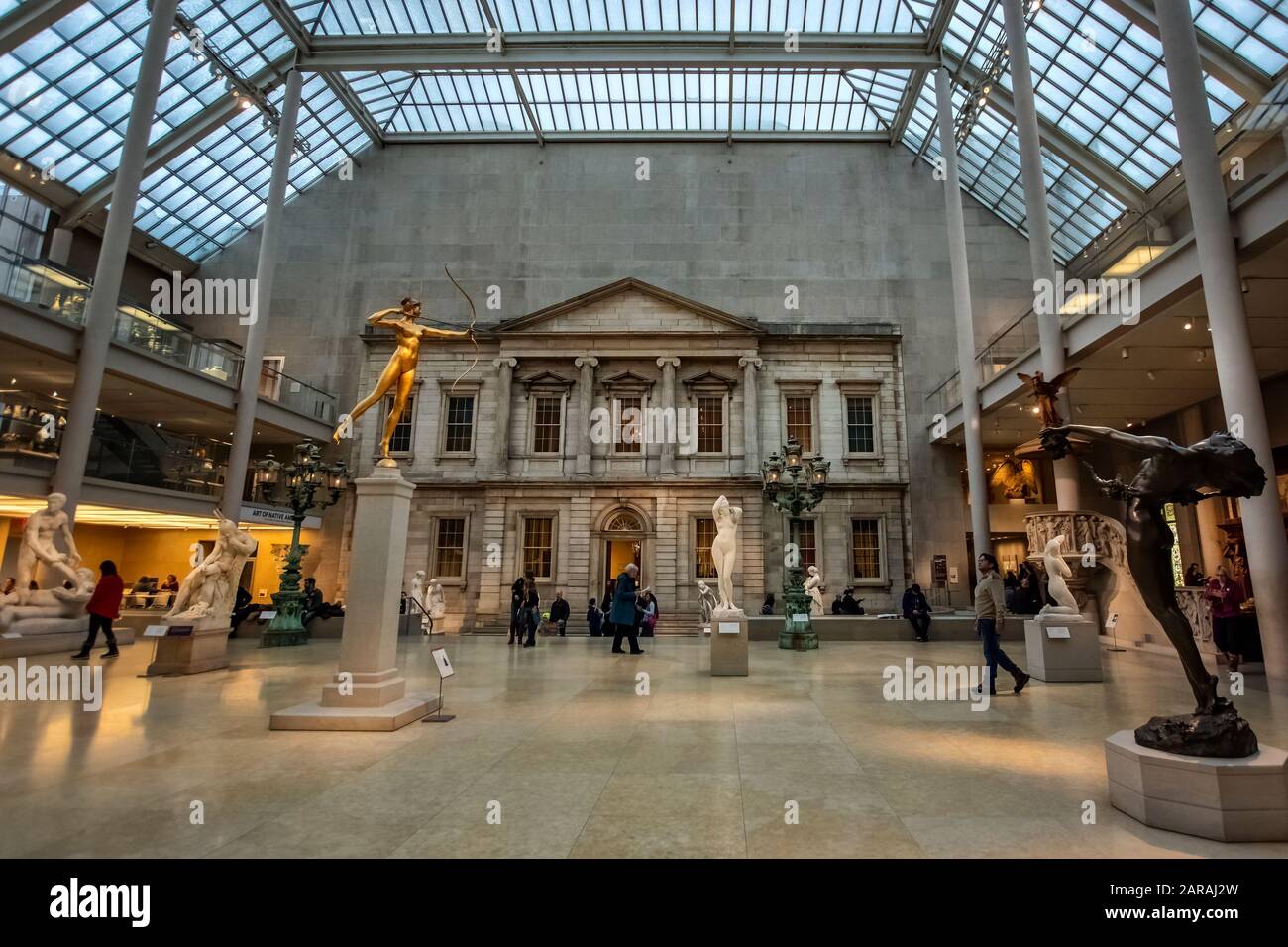 The Charles Engelhard Court Nell'Ala Americana Del Metropolitan Museum Of Art Di New York - Met, 1000 Fifth Avenue, Manhattan, New York. Foto Stock