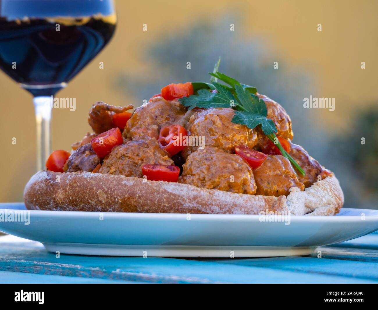 polpette spagnole con pane e vino Foto Stock