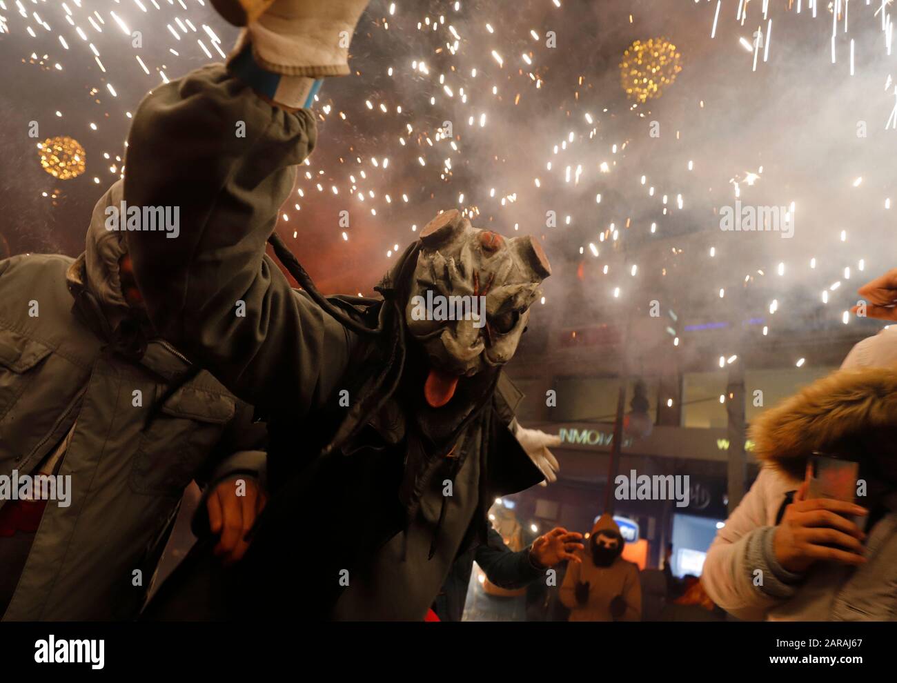 Palma, Spagna. 26th Gen 2020. Un uomo travestito da un demone che tiene fuochi d'artificio passeggiate tra la gente durante il tradizionale Correfoc (focolare) nella fiesta locale di Palma di Maiorca. A Maiorca la domenica sera i demoni del fuoco erano in cammino. I cosiddetti 'dimonis' sono parte integrante delle feste patronali invernali che si svolgono in tutta l'isola nel mese di gennaio in onore dei due santi Sant Antoni (Sant Antonio) e Sant Sebastià (San Sebastiano). (a dpa 'la danza del fuoco diavoli: A Maiorca le scintille sono volare') credito: Clara Margais/dpa/Alamy Live News Foto Stock