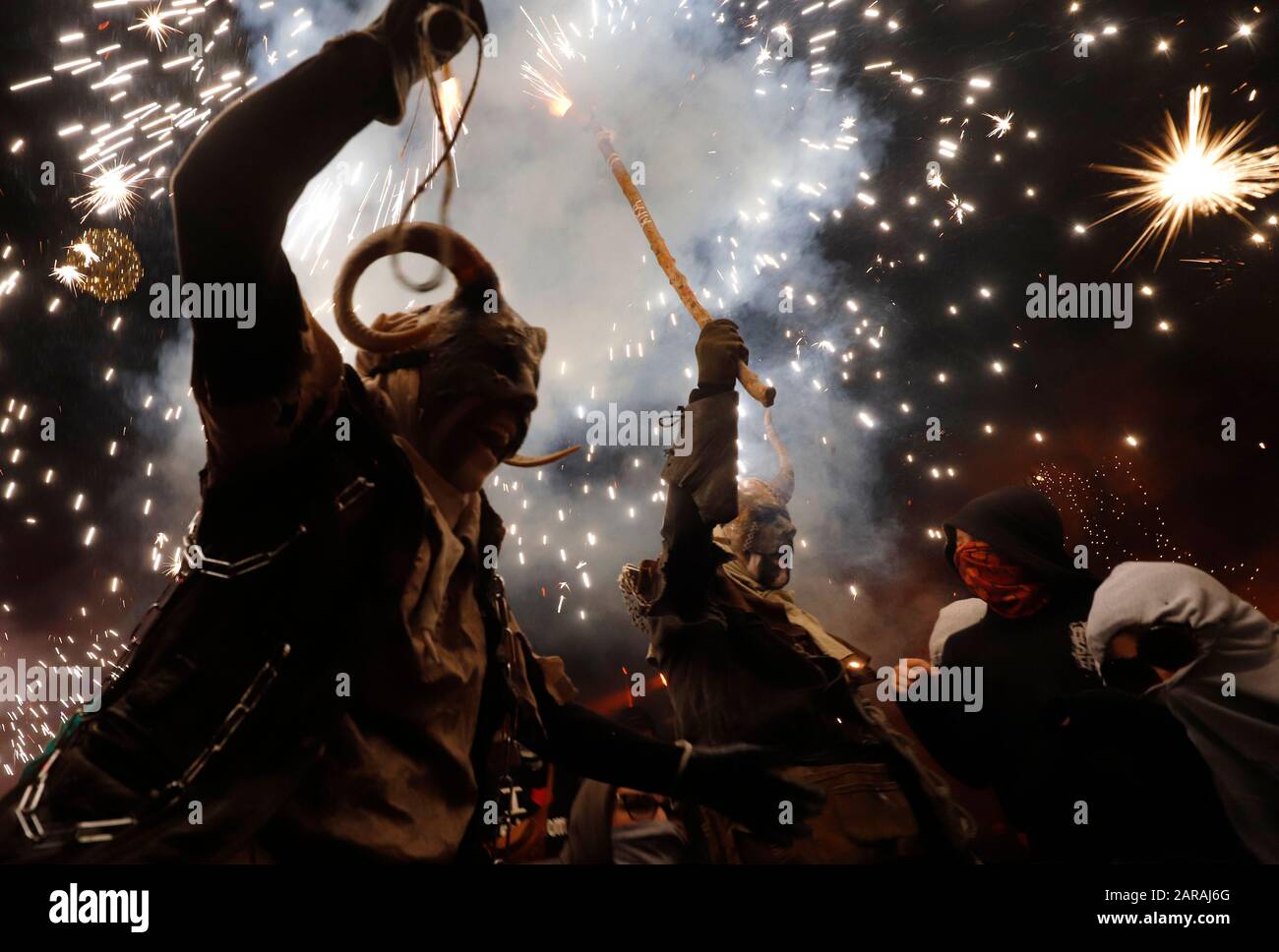 Palma, Spagna. 26th Gen 2020. Due persone vestite come diavoli prendono parte alla tradizionale Correfoc (focolare) nella fiesta locale di Palma di Maiorca. A Maiorca la domenica sera i demoni del fuoco erano in cammino. I cosiddetti 'dimonis' sono parte integrante delle feste patronali invernali che si svolgono in tutta l'isola nel mese di gennaio in onore dei due santi Sant Antoni (Sant Antonio) e Sant Sebastià (San Sebastiano). (a dpa 'la danza del fuoco diavoli: A Maiorca le scintille sono volare') credito: Clara Margais/dpa/Alamy Live News Foto Stock