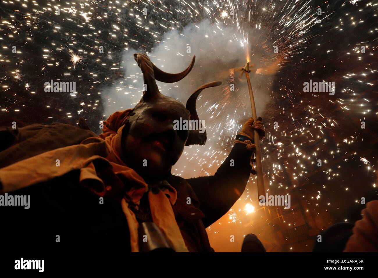 Palma, Spagna. 26th Gen 2020. Un uomo travestito da un demone che tiene fuochi d'artificio passeggiate tra la gente durante il tradizionale Correfoc (focolare) nella fiesta locale di Palma di Maiorca. A Maiorca la domenica sera i demoni del fuoco erano in cammino. I cosiddetti 'dimonis' sono parte integrante delle feste patronali invernali che si svolgono in tutta l'isola nel mese di gennaio in onore dei due santi Sant Antoni (Sant Antonio) e Sant Sebastià (San Sebastiano). (a dpa 'la danza del fuoco diavoli: A Maiorca le scintille sono volare') credito: Clara Margais/dpa/Alamy Live News Foto Stock