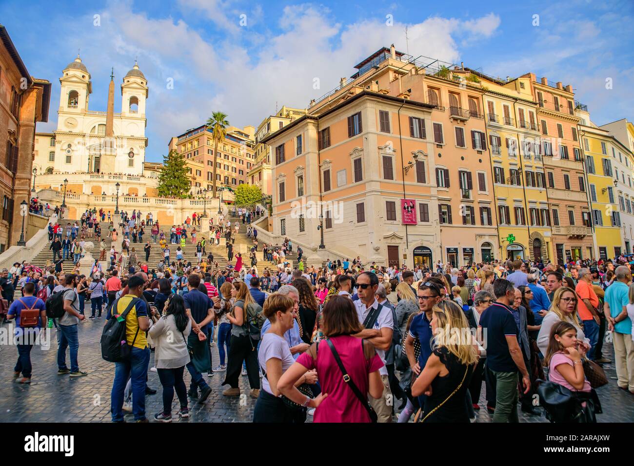 Folla di persone in Piazza di Spagna e Piazza di Spagna a Roma Foto Stock