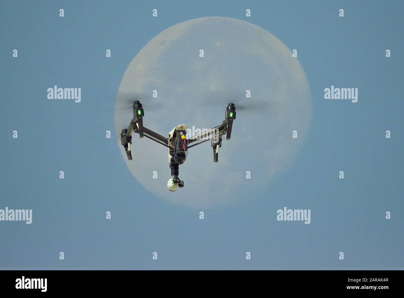 Drone in volo sulla luna grande Foto Stock