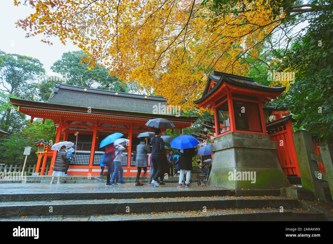 Kyoto, Giappone - 17 dicembre 2019 : bella scena nel santuario di Fushimi Inari Taisha a Fushimi-ku, Kyoto, Giappone. Foto Stock