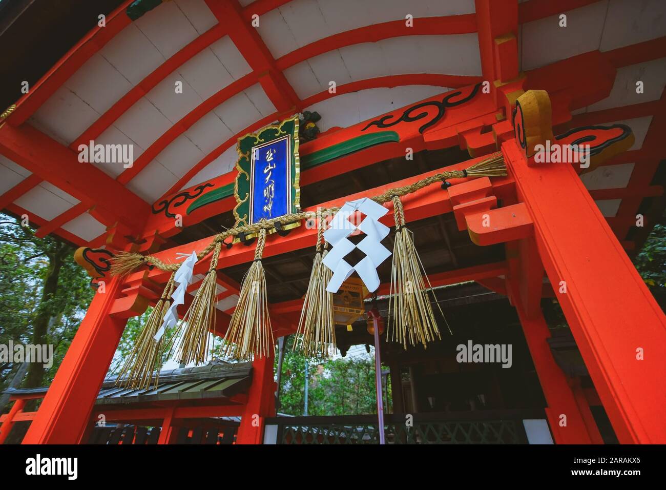 Kyoto, Giappone - 17 dicembre 2019 : bella scena nel santuario di Fushimi Inari Taisha a Fushimi-ku, Kyoto, Giappone. Foto Stock