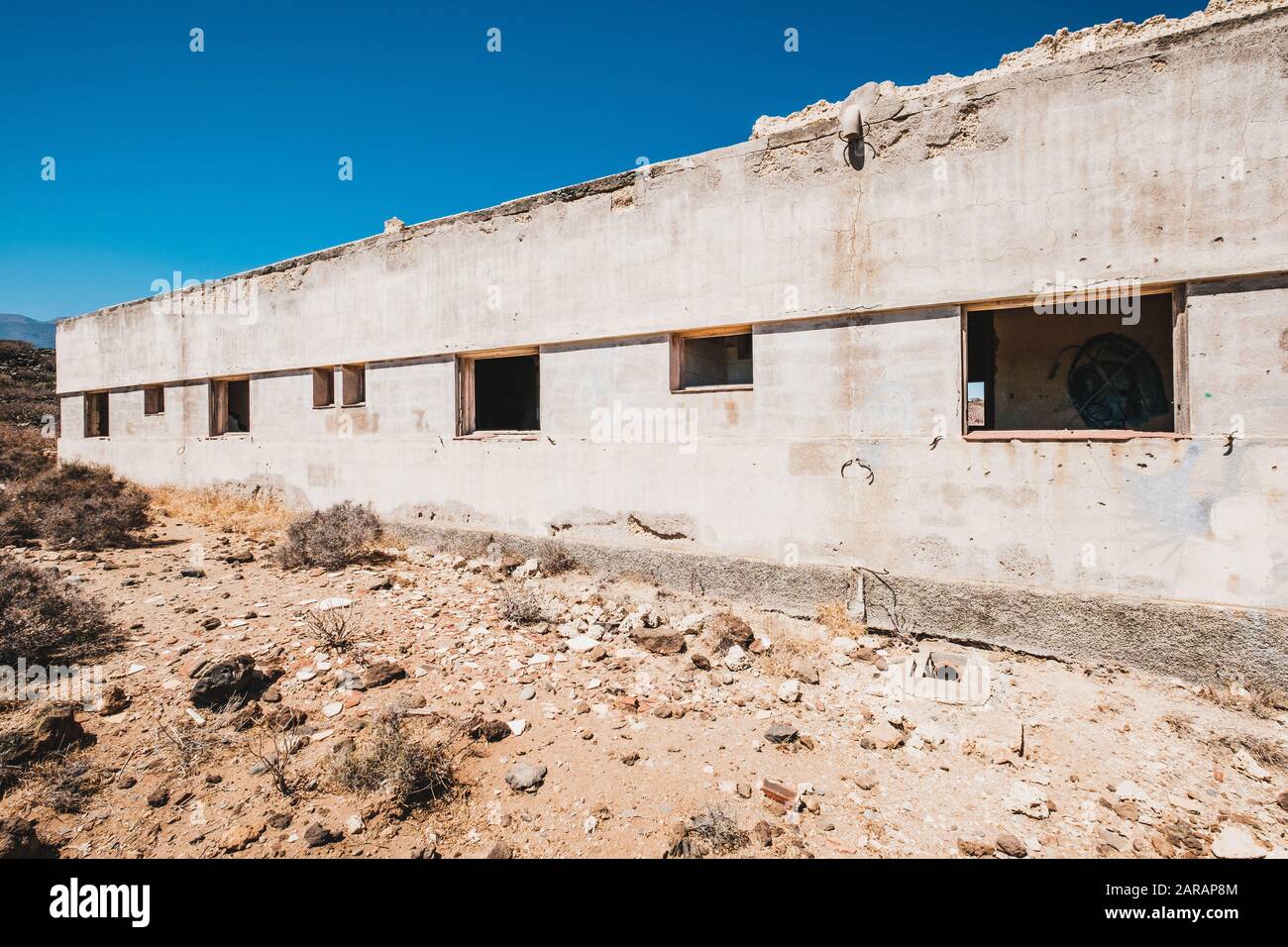 edificio abbandonato rovina esterno nel paesaggio desertico - Foto Stock