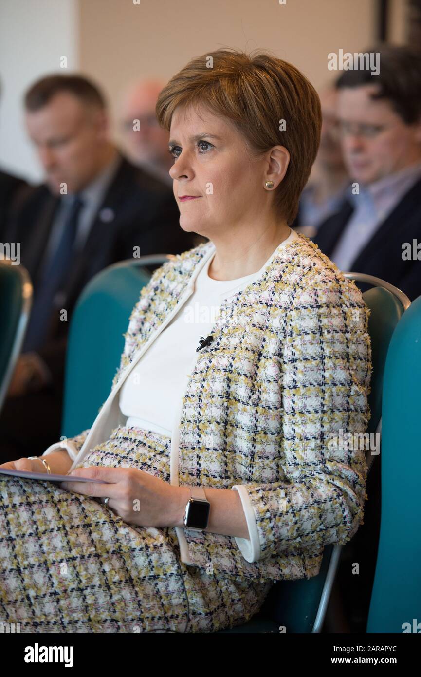 Edimburgo, Regno Unito. 27 Gennaio 2020. Nella foto: Nicola Sturgeon MSP - Primo Ministro della Scozia e leader del Partito Nazionale Scozzese (SNP). Nicola Sturgeon svela le proposte di politica dell'immigrazione per un nuovo visto scozzese volto ad affrontare lo spopolamento e a ridurre le lacune nelle competenze. Si prevede che tutta la crescita della popolazione scozzese per i prossimi 25 anni sia dovuta alla migrazione, a differenza del resto del Regno Unito. Credito: Colin Fisher/Alamy Live News Foto Stock