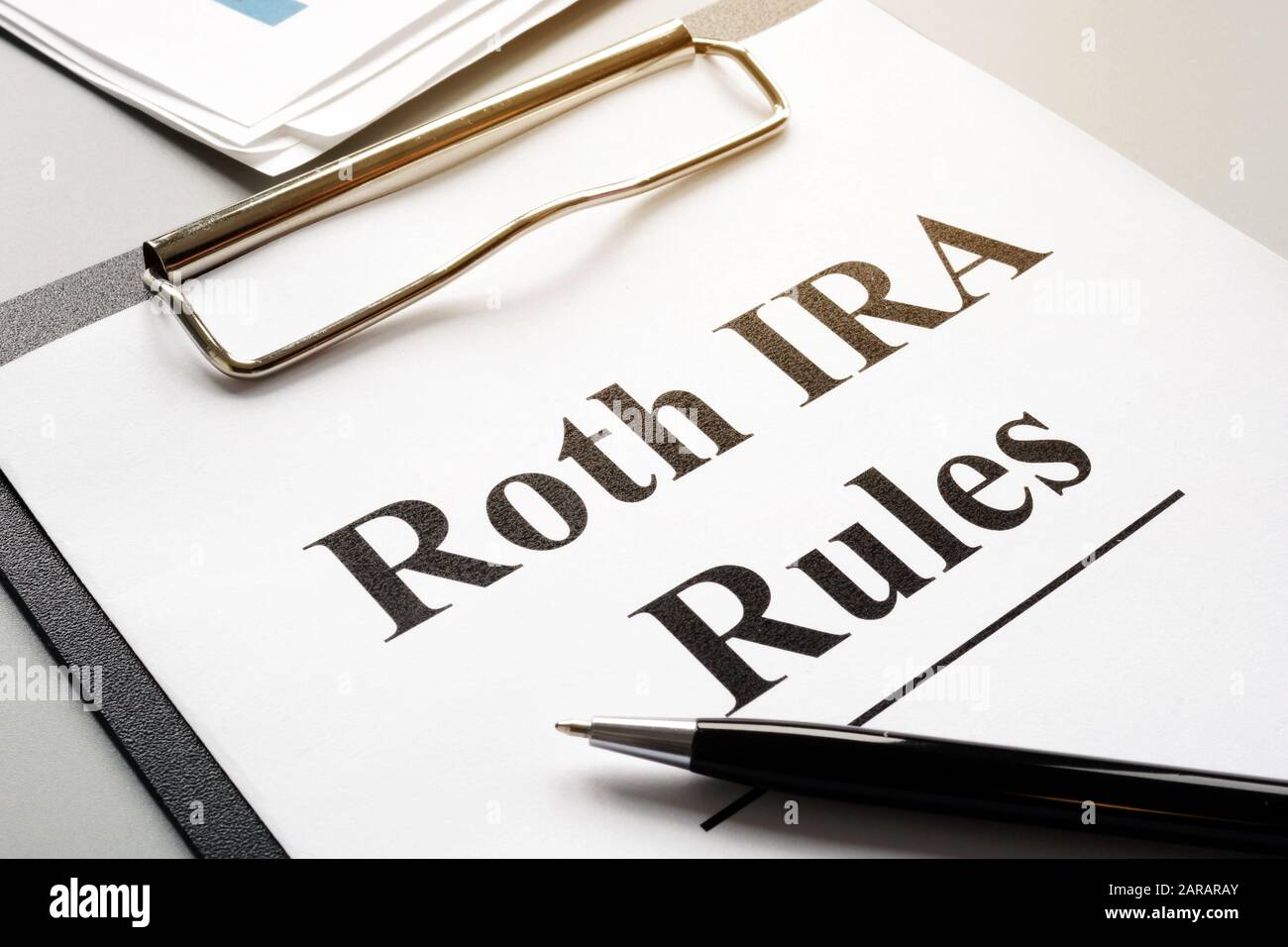 Roth IRA regole con pila di carte e penna. Foto Stock