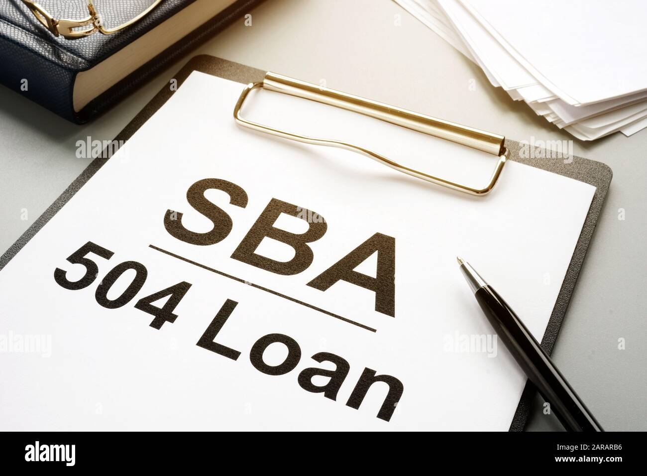 SBA 504 forma di contratto di prestito e clipboard. Foto Stock